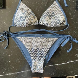 Missoni - Säljer en sjukt fin bikini underdel som är helt slutsåld överallt!!😍😍 Knappt använd och missoni liknande mönster 💕Storlek 34 men passar mig med 36🥰