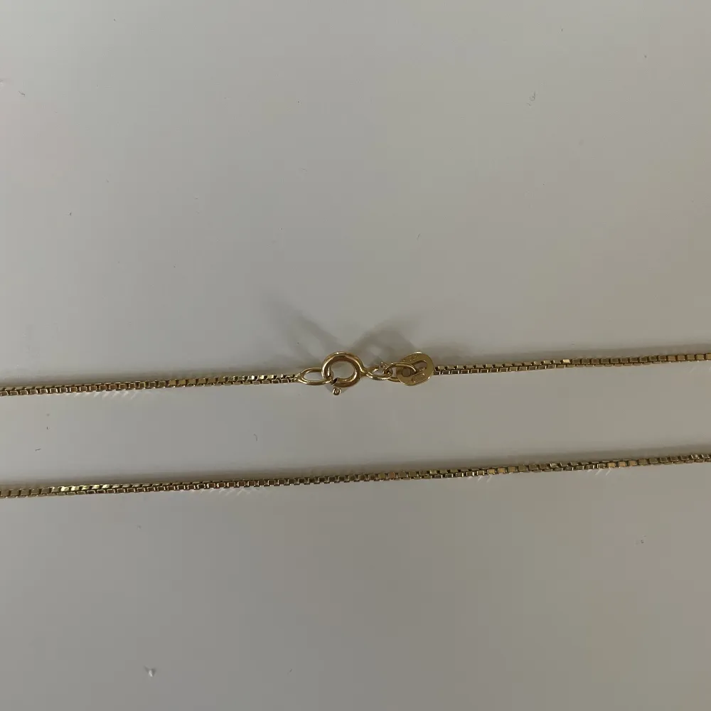 18k guldpläterat halsband. Kedja från ett Caroline svedbom halsband.  Nypris på halsband, inklusive berlock 695kr. 50cm . Accessoarer.