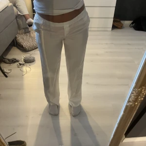 Designbysi satinbyxor - Ett par jättefina satinbyxor perfekt till sommaren som jag tyvärr inte satt fint på mig och därför säljer. Byxorna är endast provade och har prislapp kvar. Köpte i storlek M men är små i storleken. Skriv gärna om du har andra bud eller om du har frågor💗