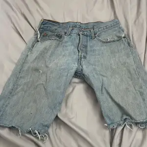 Uppsydda Levis jeans till short ganska så slitna oklar storlek då lappar har lossnat pris kan diskuteras 