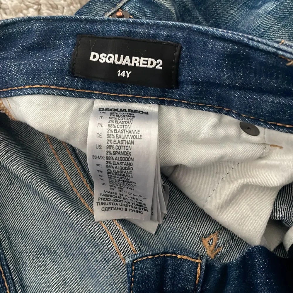 Jag säljer mina Dsquared jeans eftersom de har blivit för små för mig. Jeansen är i väldigt bra skick och är självklart äkta. Skriv för mer information. Original pris ligger runt 7000kr. Jeans & Byxor.
