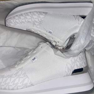 Helt nya vita MK skor, helt oanvända och i jätte bra skick! 