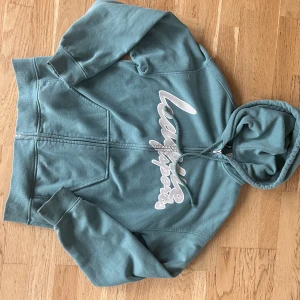 Grön munktröja med zip!  - Grön ziphoodie från hm! Lite oversized💞