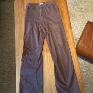 Barn jeans  - Säljer ett par bruna jeans för barn. De är i strl 170. Nästan helt oanvänd.🐻