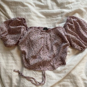 Blommigt set - Jätte fint blommigt sommarset med blus och kjol. 