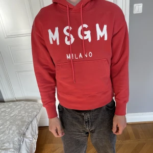 MSGM Milano  - En jättefin hoodie som dessvärre blivit liten, men är i mycket god skick och inga skador är på den. 