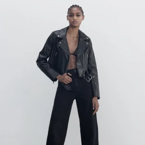 Skinnjacka Zara - Säljer min favoritjacka (😭😭😭) från Zara då den tyvärr blivit för liten :( Så snygg och passar till allt, fin form och perfekt längd. Älskar älskar älskar 