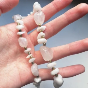 Halsband av kristaller - Säljer ett jättefin halsband gjort av kvarts (clear quartz) I bra skick, färgen kan vara lite sliten på de guldiga kulorna här och där men annars är den hel och fin. 