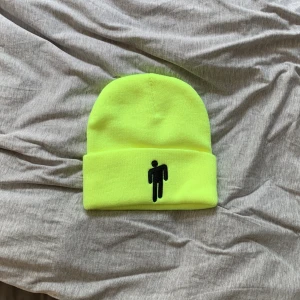 Billie Eilish mössa💚‼️ - Säljer min billie eilish mössa kommer inte längre till andvändning och när nästa helt orörd‼️❣️den är og och jag köpte den är köpt för 229kr pris går att diskutera❣️