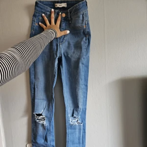 Jeans - Jeans med hål på knäna. Fin ljus färg som passar bra för sommarputfits!❤️ bra skick och inga defekter. Tyget är stretchigt!