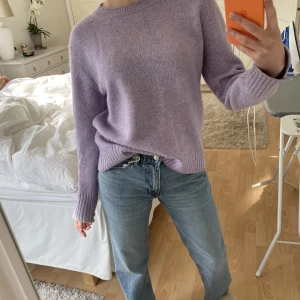 Stickad tröja i lila - Säljer min lila stickade tröja från massimodutti, den är verkligen såå mysig och fin vårig färg! Säljer pga har för många stickade tröjor! Skriv för fler bilder!