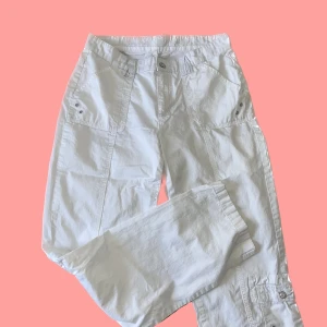 Cargobyxor  - Knapparna är lite rostiga, inga fläckar på byxorna.