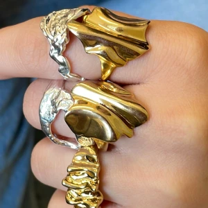 Pilgrim ringar - Säljer dessa ascoola ringarna från pilgrim, aldrig använda. Skjusterbara i storleken. MÖTS BARA UPP OCH TAR BARA KONTANTER FÖR TILLFÄLLET