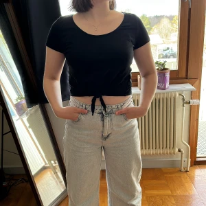 T-shirt - En fin svart topp som knappt är använd. Är från H&M 