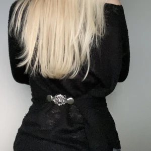 Klämmor/clips - Nu har clipsen kommit!💕 Kostnaden på de är 99 kr+ev frakt på 15 kr.  Clipsen har flera olika funktioner bland annat kan de användas om man har en tröja som är för stor och man vill markera midjan eller så kan de användas till att hålla ihop en kofta🤩😍