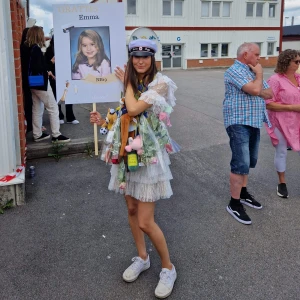 by malina sky miniklänning - säljer nu min älskade by malina sky studentklänning i stl xs! endast använd på studenten, hel och inga fläckar. uppsydd i axlarna (av professionell) lätt att sprätta upp. nypris 2499kr, 1800kr eller bud🫶🏻skriv privat för mer bilder