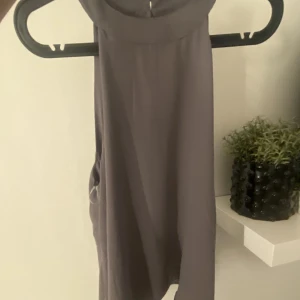 Fin topp - En trendig grå topp/tröja, jättefin men den kommer aldrig till användning. (Har aldrig använt). är i storlek L men passar även som M🫶🏽