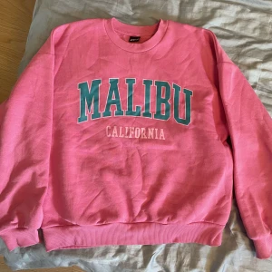 Sweatshirt  - Rosa sweatshirt från Gina tricot, använd vid ett tillfälle och är i nyskick 🦋