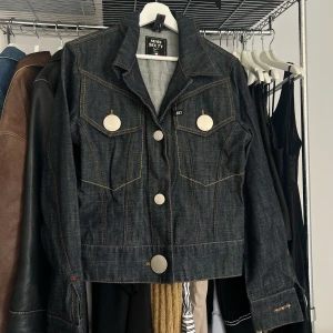 Miss sixty - Säljer min Miss sixty jeans jacka, knappt använd och har inga slitage. Jackan är stl L men skulle säga att den sitter mer som en S då storleken är italiensk och brukar vara mindre. Köparen står för frakt, kan mötas upp i stockholm:)