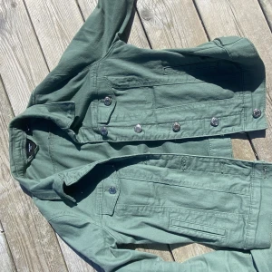 Jeans jacka - Säljer min gröna jeans jacka från vero Moda i storlek S. Säljer då den inte kommer till användning. 