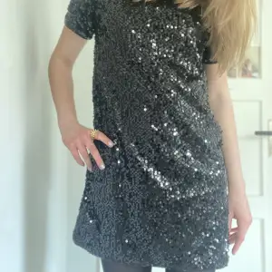 Glittrig klänning som är super fin till t.ex nyår🎆🎇Använt en gång💗Köpare står för frakte🚚