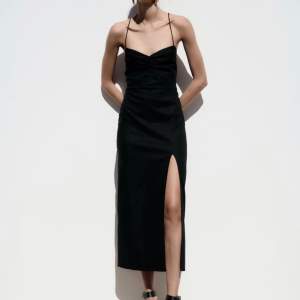 Säljer denna klänning från Zara, helt ny med prislappar på!💕
