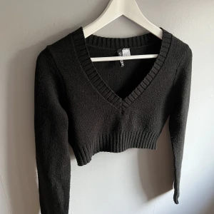 Svart topp - Svart ”stickad” kort topp, långaärmad 🤍
