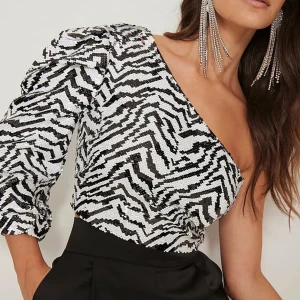 One shoulder top - Topp med en ärm, paljetter där man kan välja mellan vit och silver, aldrig använd 