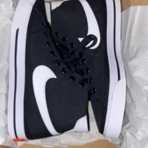 NIKE W C LEGACY CANVAS BLACK/WHITE-ORANGE - Ett par nike skor i nyskick, använda endast 1-2 gånger. storlek 36🫶🏼 köpta för 699kr säljer för 300. pris kan förhandlas 