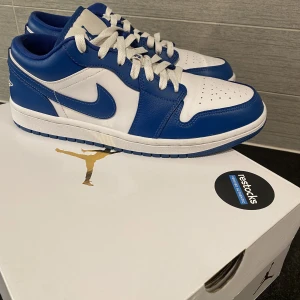 Jordan 1 Low Marina Blue - Väldigt bra skick, nästan nya Man får med boxen vid köp. Pris är absolut förhandlingsbart Storlek 42 Skriv om du har frågor:) 