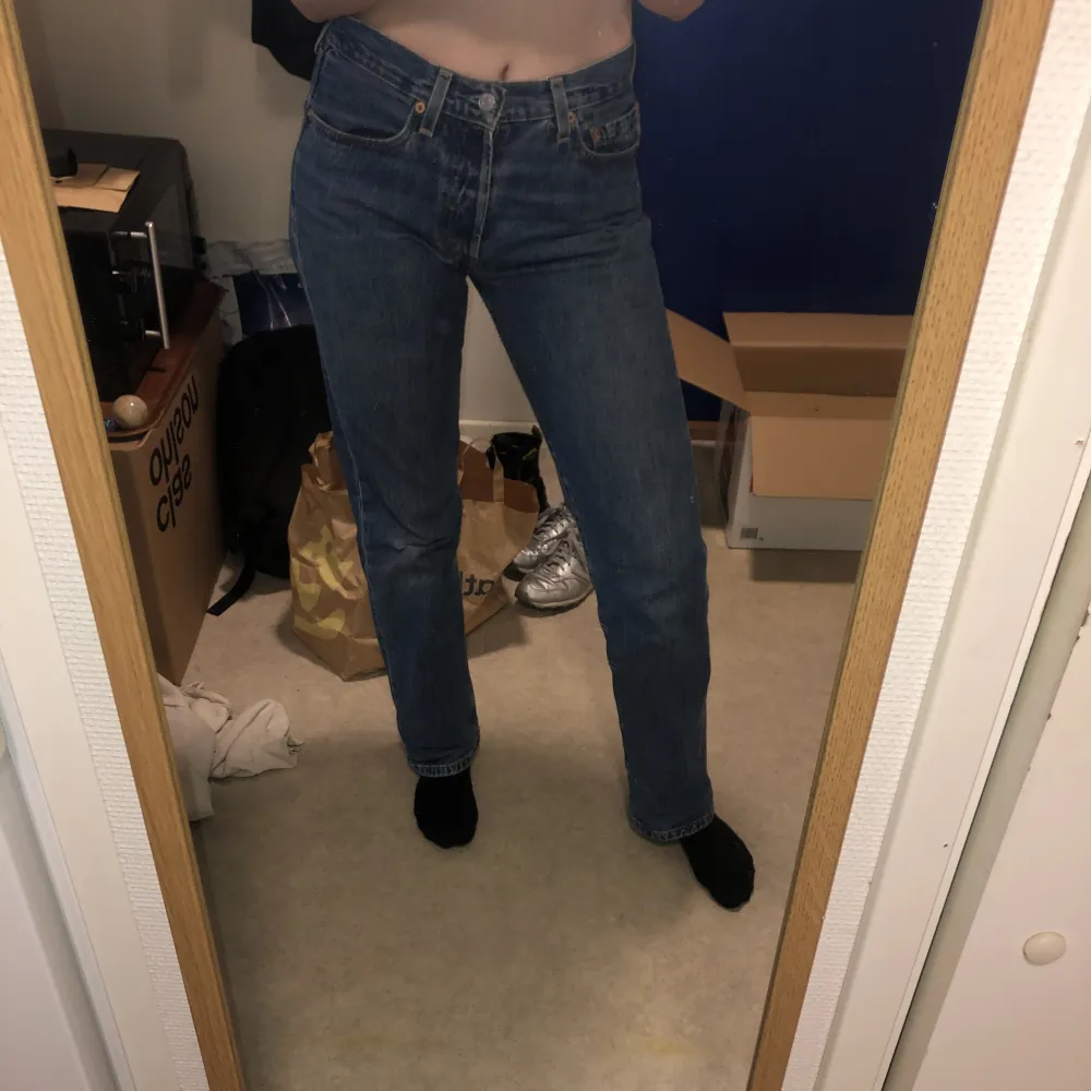 Fina raka Levis jeans. Modell: 501. Har en slitning på ena knäet, se sista bilden. Jeans & Byxor.