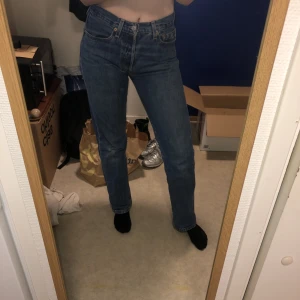 Levis jeans - Fina raka Levis jeans. Modell: 501. Har en slitning på ena knäet, se sista bilden