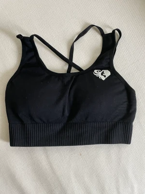 Women best sportbh - Sportbh från women best, använd 8-10 gånger! Bra stöd och snygg rygg!