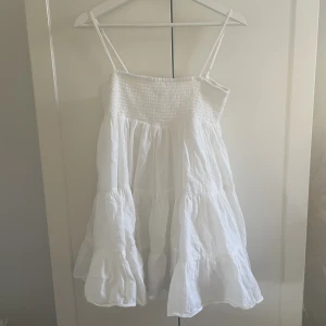 Vit Zara klänning🤍 - Jätte fin klänning från zara, nästan aldrig använd då den var en present!💕