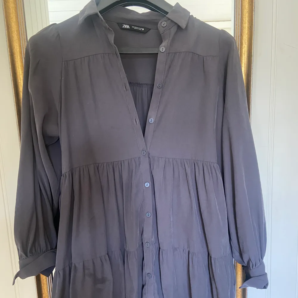 Så snygg zara skjort-klänning i en grå färg 🖤. Klänningar.