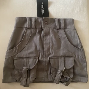 Cargo kjol  - En helt ny cargo kjol från prettylittlething i stolek UK6   Aldrig använd prislappen finns kvar 