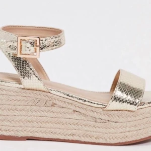 Pimkie platåsandaletter  - Superfina platåsandaletter/espadrillos i guld. Knappt använda, som nya!