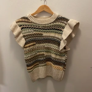 Sticakdtopp - Fin stickad topp storlek L men mer en M 