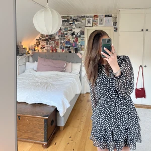 Sommarklänning  - Jättefin näst intill oanvänd klänning!🖤🤍