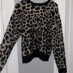 Stickad tröja, leopard  - Använd ett fåtal gånger, bra skick. Nypris 549kr. 