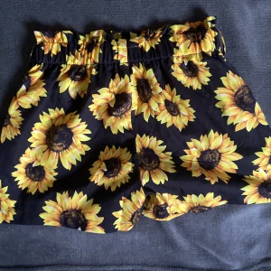 Tröja och shorts  - Tröjan har en volang som går runt axlarna och är som en mag tröja. Shortsen har ett stretch band som gör att det blir rätt stretchiga💓 Både tröjan och shortsen är i ett väldigt bra skick🤗 det har använts 1 gång förut😊