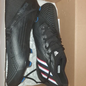 Adidas predator fotbolls skor - Aldrig använt de köpte de från stadium och har kvittot 