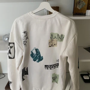 Vit sweatshirt  - En vit sweatshirt från pull&bear jag säljer den för 110 nypris runt 300 endast testad