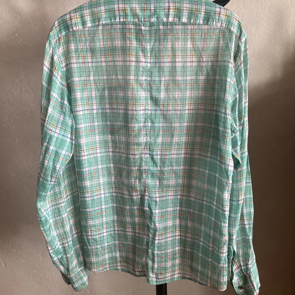 Grön- och grårutig Dries van Noten skjorta. Tunt tyg i 45% silke. Liten i strl, mer som en M. Slim fit. Kostade över 3000kr och är i princip oanvänd. . Skjortor.