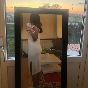 Strand klänning  - Säljer denna stickade strand klänningen från Nakd. Aldrig använd 