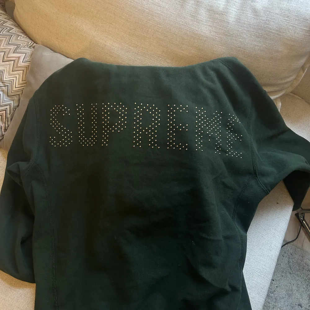 Säljer en super fin hoodie från supreme. Köpt på deras butik i London. Mycket bra skick . Hoodies.