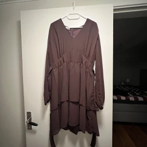 Klänning från bubbleroom  - Superfin klänning! Endast provad. Säljer den pga fel storlek. Materialet är inte av stretchmaterial. Verkligen en superfin klänning till både vardag och festligheter. 