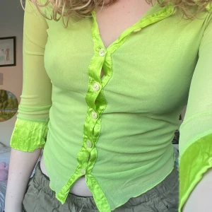 Grön y2k tröja - Så y2k vibes! Jag köpte på second hand men använde det aldrig för det är för liten! Så fint material är i väldigt bra skick!