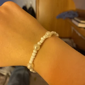 Armband  - Om man köper ett armband så får man ett armband och ring grattis