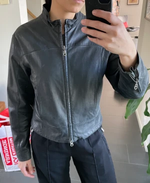 Svart skinnjacka  - Helt oanvänd jättefin matt skinnjacka i äkta läder! 